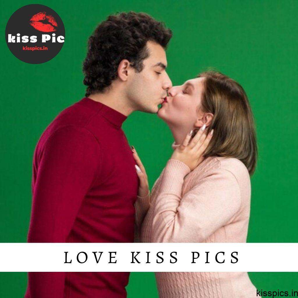 Romantic Love Kiss Pics